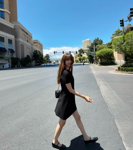 ヨンア、ベガスの青空と黒ワンピが絵になりすぎる。ジュエリーも美食も満喫中