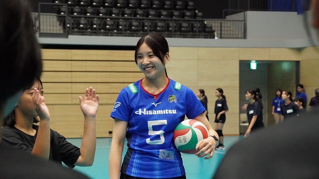 “笑顔がまぶしい”人気選手が中学生と交流　佐賀で特別バレー教室開催