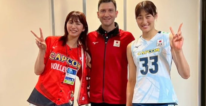 「試合後のほっこりスリーショット」アクバシュ監督と和やかな母娘の交流写真公開