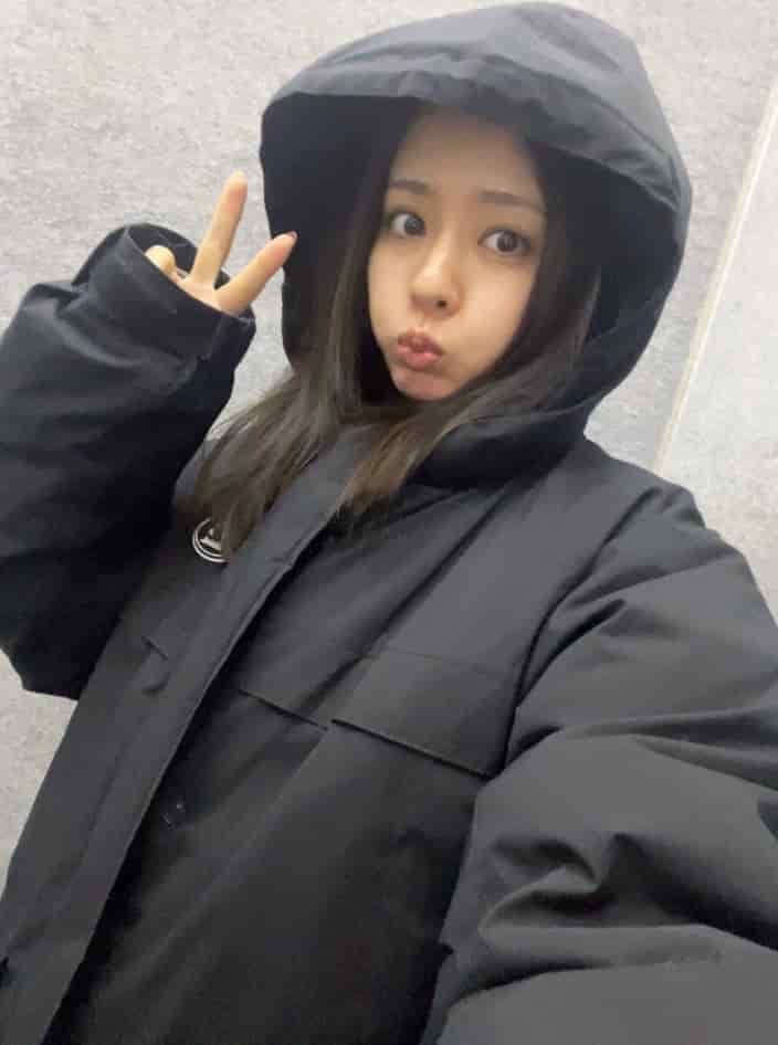 山田菜々、大阪の雪に反応！すっぴんストレートヘアで出発