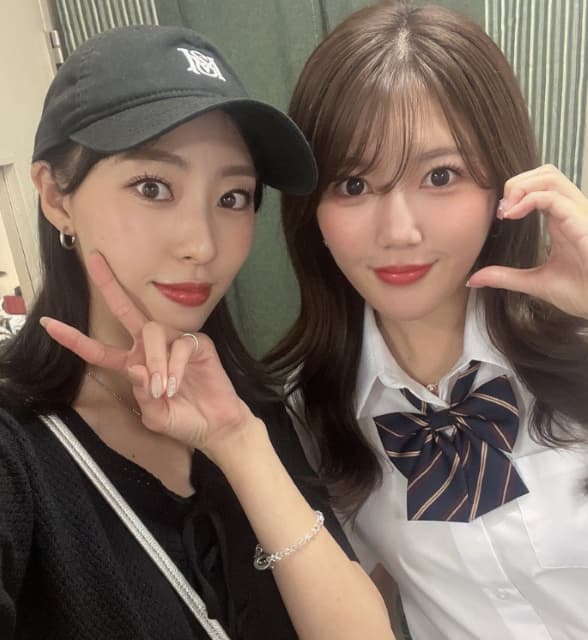 宮崎美穂が初日終演を笑顔で報告！制服姿で藤江れいなと2ショット