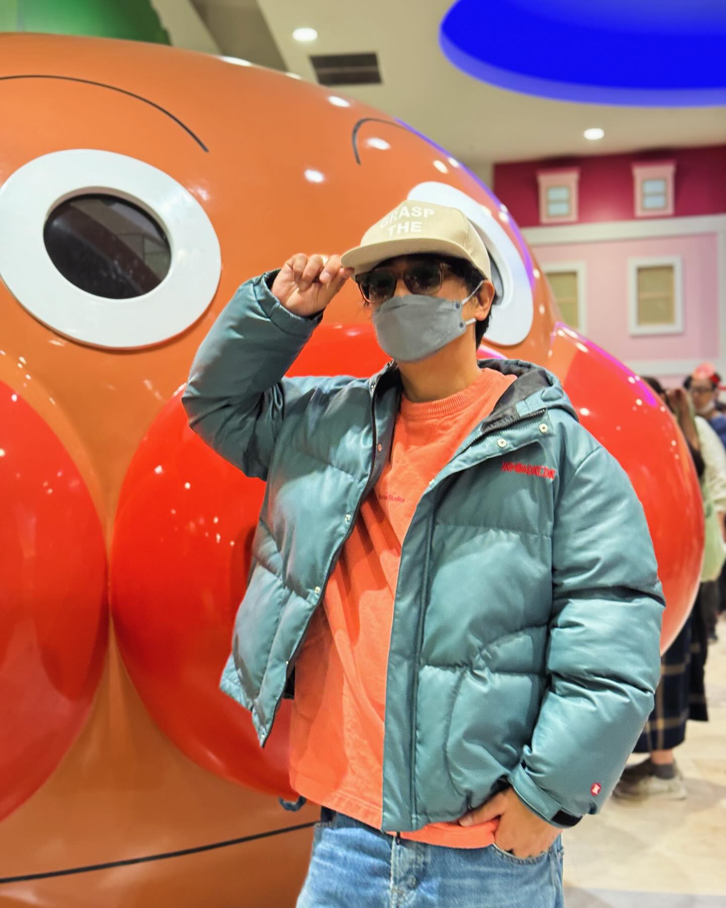「みんなの夢守るため」サングラスとキャップ姿の上地雄輔🕶🧢後ろにはアンパンマン!?😲