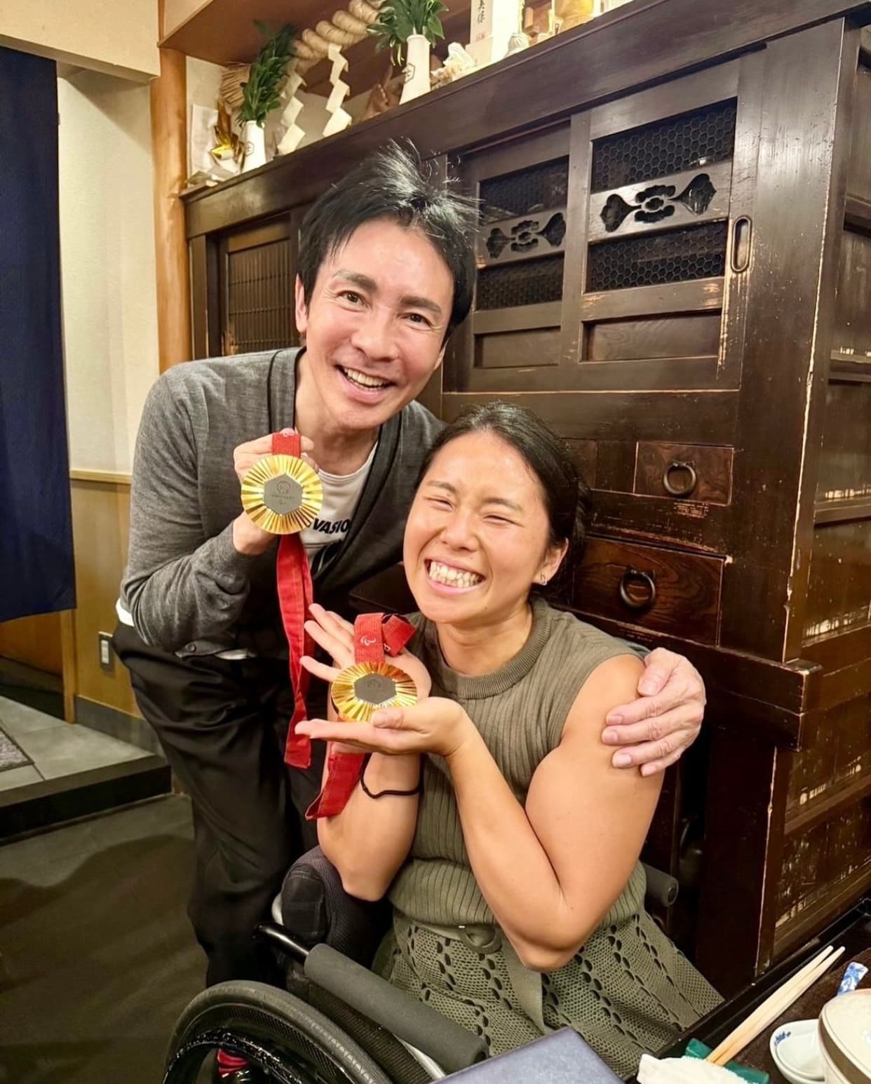 郷ひろみがパリパラ五輪金・上地結衣選手とツーショットを公開！