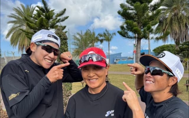 元ソフトボール日本代表投手・上野由紀子、宇津木麗華、藤田倭と笑顔の一枚
