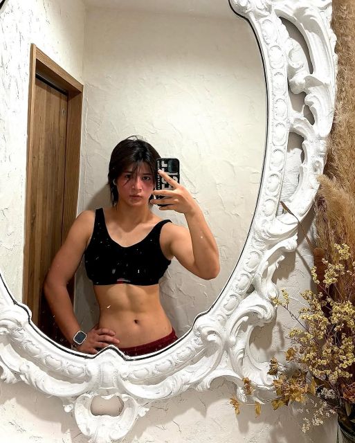 スポブラからバッキバキの腹筋が!?プロレス界のルーキー美女子、"坂道ダッシュ"後の肉体美にファン惚れ惚れ！