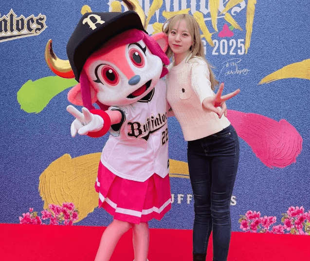 「ツーショ可愛い〜」金髪の野球美女子、女の子マスコットキャラとの密着2ショットが可愛すぎると反響続々！「むっちゃかわいい」
