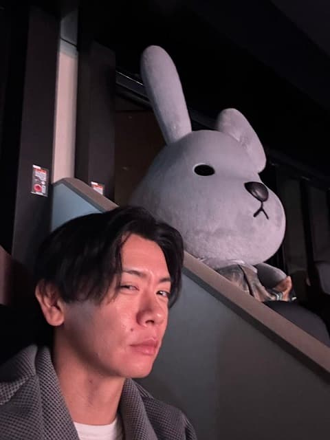 マヂラブ 野田がBE:FIRSTのツアーに参戦！ラヴィットマスコットとのちょい怖2ショットを投稿