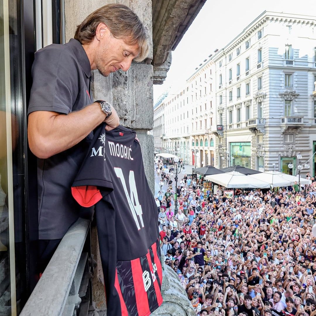 ミランへ移籍したモドリッチ、ミラノのメインストリートに現れファン騒然！熱い歓迎モードに笑顔で対応