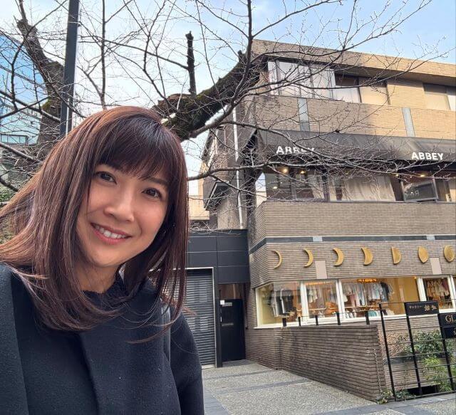 根本美緒、髪色トーンダウン。 ABBEY前で春待ち桜と最新開花予報！