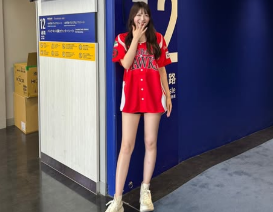 「美脚と赤ユニ最高ですね！」人気モデル、”赤ユニゲットしたよ・喜びショット”を披露！ホークスファンの絶賛ラッシュ