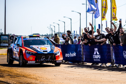 WRCパラグアイ開幕！大歓声に迎えられた“灼熱バトル”の幕開けにファン熱狂
