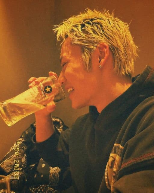 コムドット・ひゅうが、仕事終わりにビールを楽しむショットを公開！ファンからは「横顔綺麗すぎるだいすき」の声