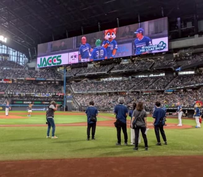 トム・ブラウン布川ひろきがファーストピッチセレモニーを務めたことを報告！