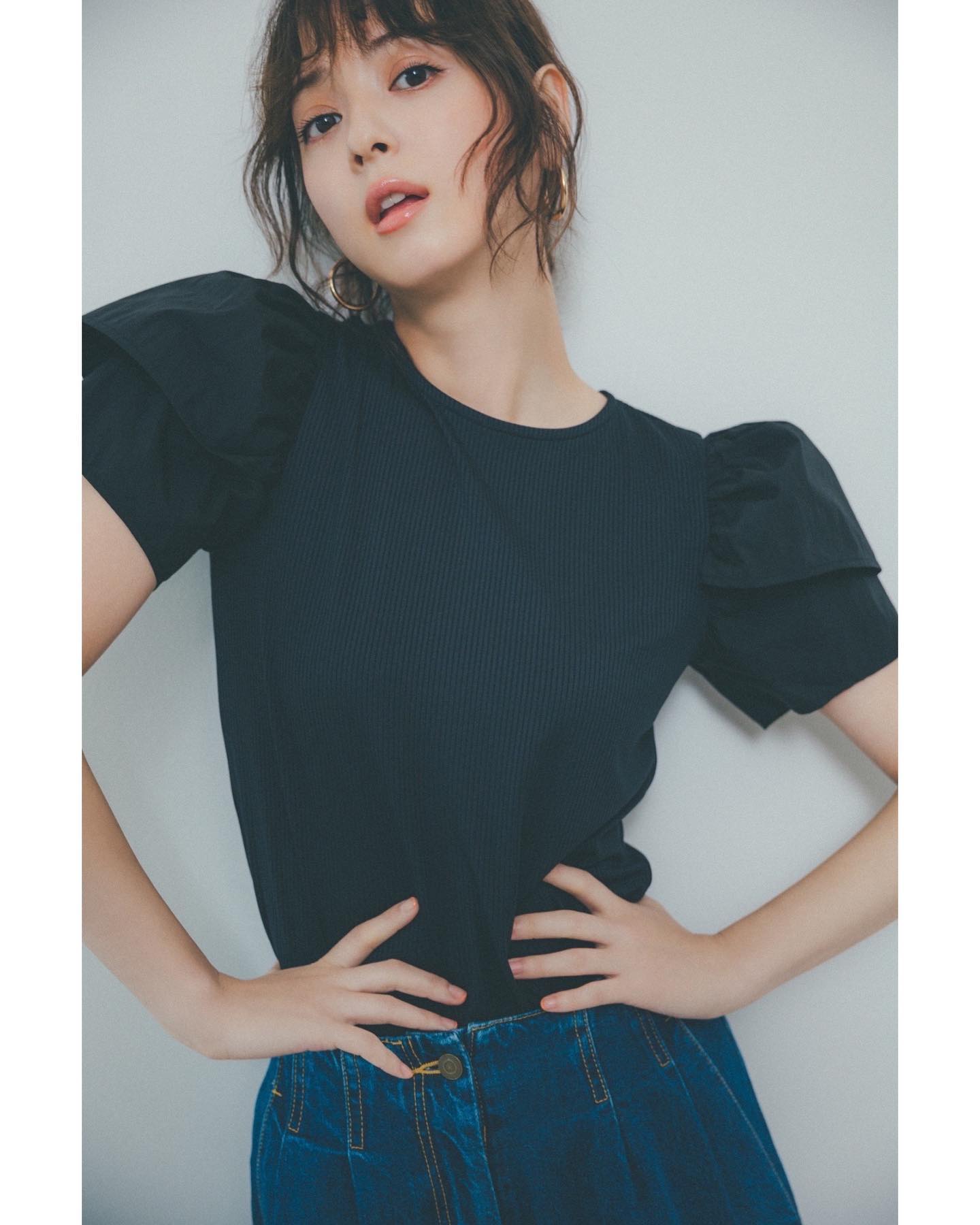 佐々木がスタイル抜群くびれショットを披露し話題に💗「ホッソ、スタイルいいな～👍️😮」