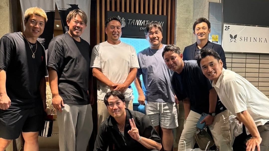 炭谷銀仁朗、“片栗中中”集結の夜を報告！中島裕之の引退を囲んだ豪華メンバーショットにファン歓喜！