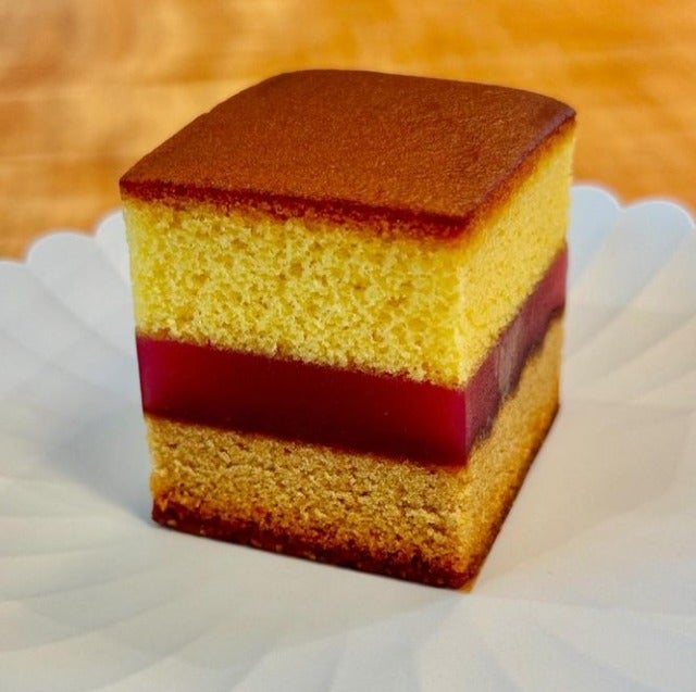 鈴木亮平が創業400年のお店のカステラに歴史の重みを感じる！