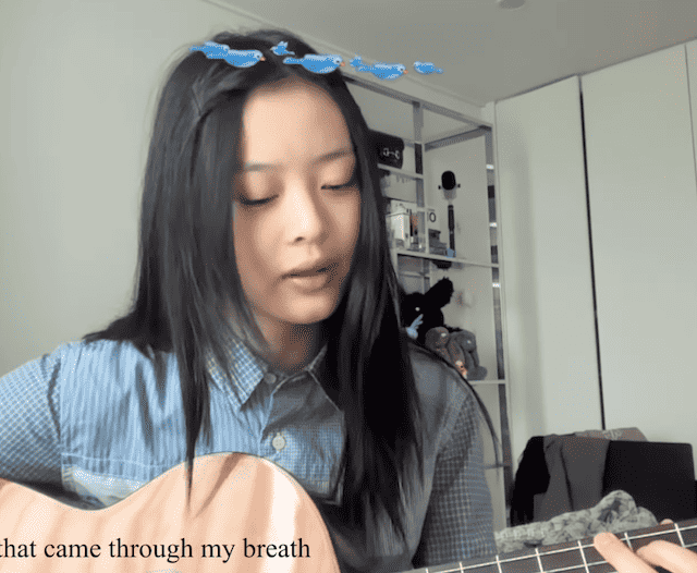 NewJeansのハニの弾き語りが100万いいね! オリジナル曲が話題に