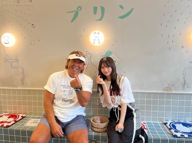 齋藤飛鳥と長州力の異色コラボ実現！熱海で指ハート2S披露💕