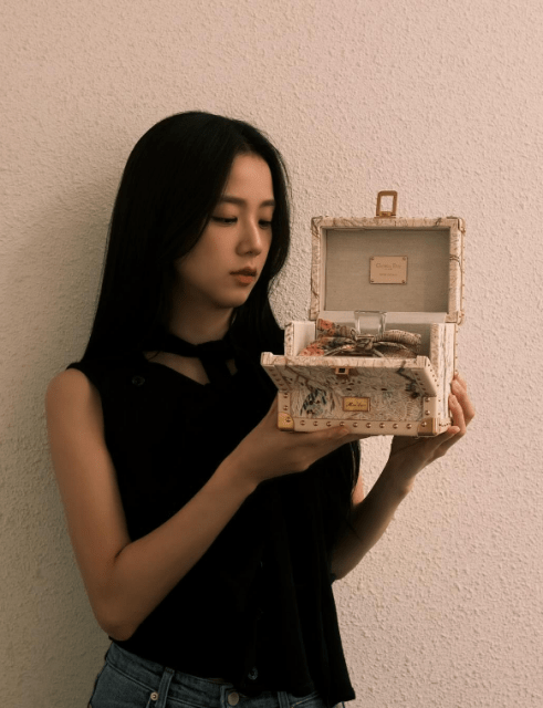 BLACKPINK・ジス「宝箱を見つめる少女の顔」が可愛いと話題！