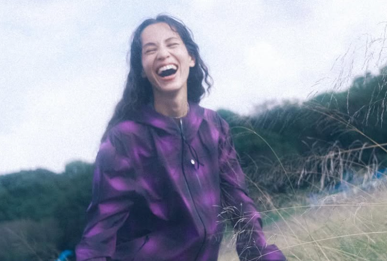 爽快！水原希子、自然の中で見せた無邪気な笑顔に反響