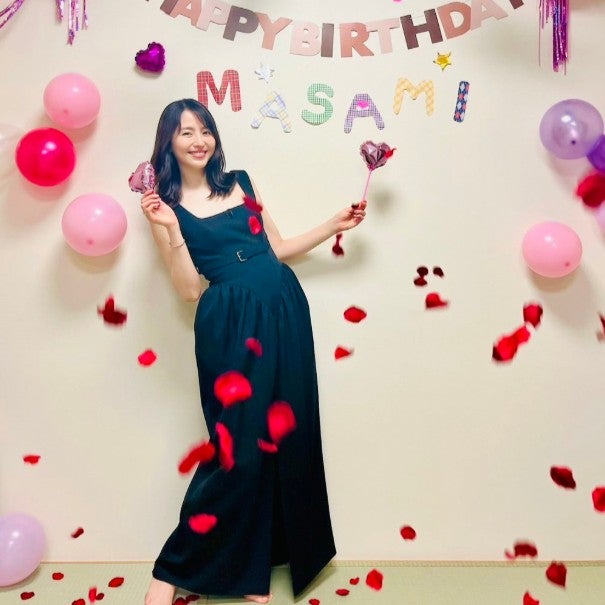 長澤まさみが誕生日ショットを公開！美デコルテが際立つドレスで微笑む姿に「美しすぎます」とファン歓喜