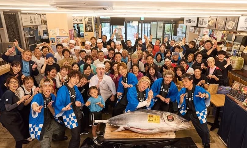 「法被姿カッコイイ！」DA PUMPが踊って食べて大騒ぎ！築地で寿司パーティー開催