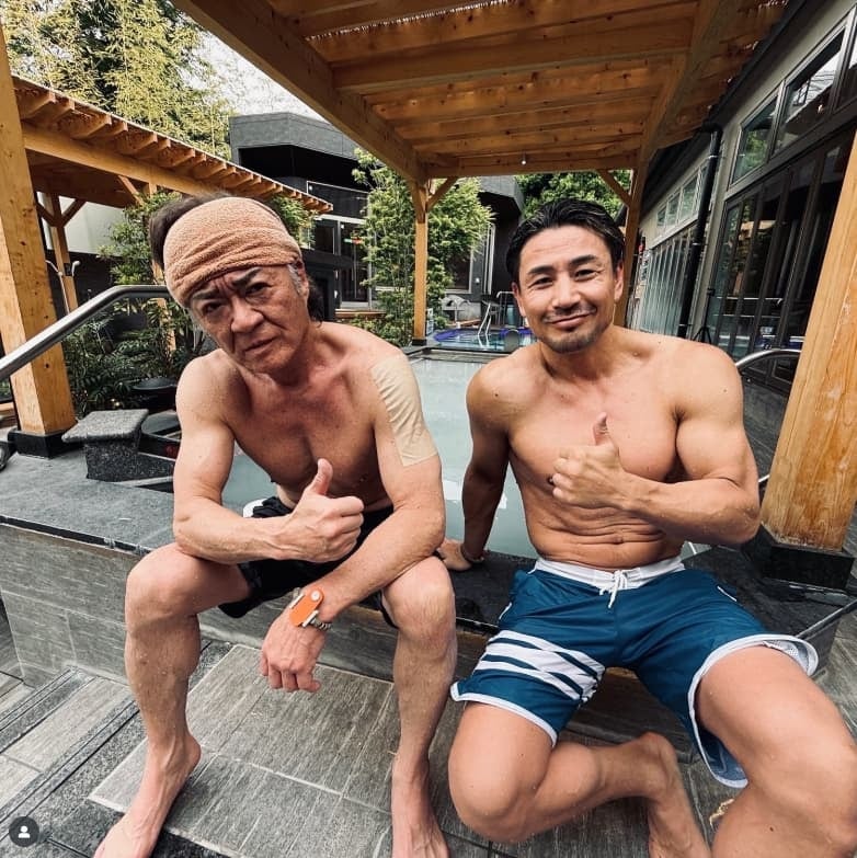 魔裟斗、小沢仁志と朝風呂タイム、自慢の筋肉姿を披露！