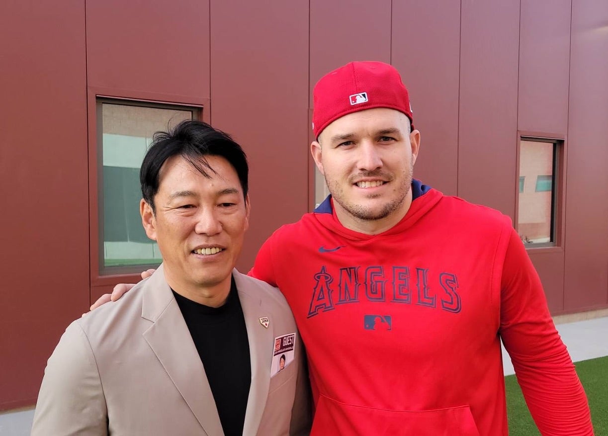 侍ジャパン公式が井端監督とトラウトの2Sを公開