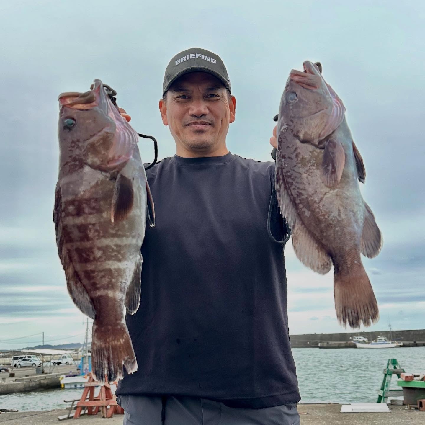 井口資仁、久々の釣りで笑顔　大物アラを手に“変わらぬ勝負師ぶり”を見せる