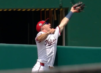 これが“年間ベストキャッチ”!? ジェイコブ・ヤングの驚愕ダイビングに称賛の嵐