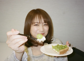 秋元真夏 彼氏目線ショット公開 ケーキを