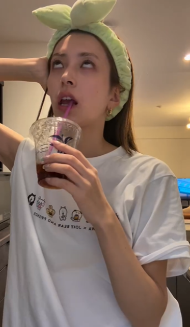 「白目ぇぇぇぇぇぇぇぇぇ」美人モデル、手際良すぎな料理ムービー公開も