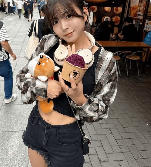 「あなたは本当に可愛い」人気レースクイーンが浅草で魅せた、”美ヘソDEお芋ショット”にファン歓喜！