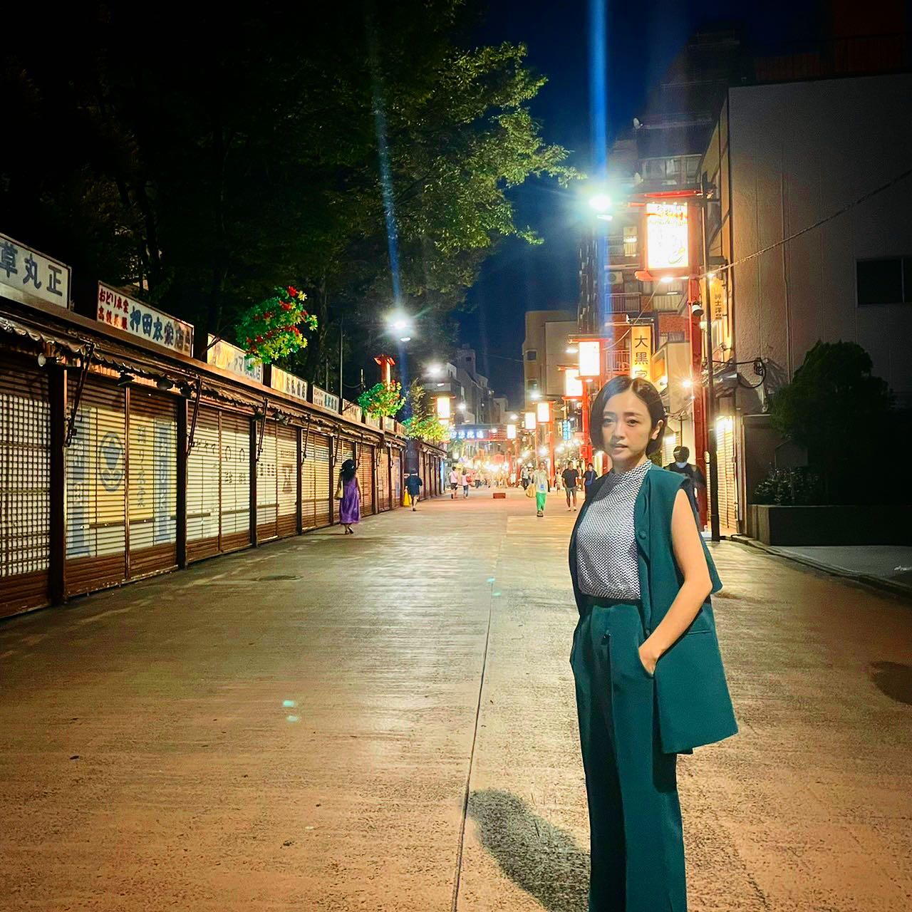 「グリーン似合うなぁ💚」安達祐実さんがセットアップ姿を披露👗✨