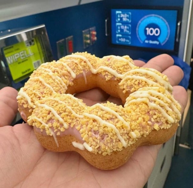 鈴木亮平が激レア裏メニューのポン・デ・リングを差し入れ！