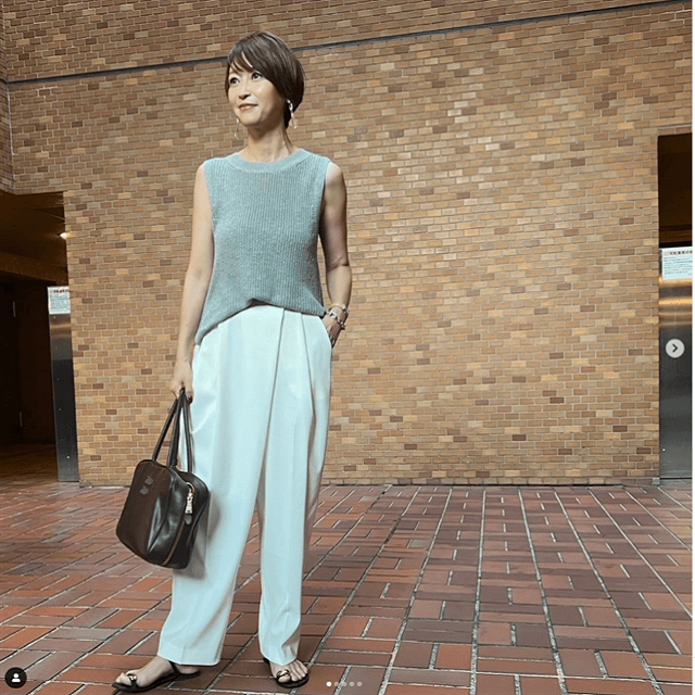 辺見えみりの美しすぎるノースリーブニット＆アシメパンツ姿に釘付け