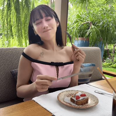 「可愛さに釘付けだす！」空手黒帯の美女バレリーナ、イチゴパニック発生！スイーツ・ムービーにファン釘付け「なんってプリティなんでしょ」