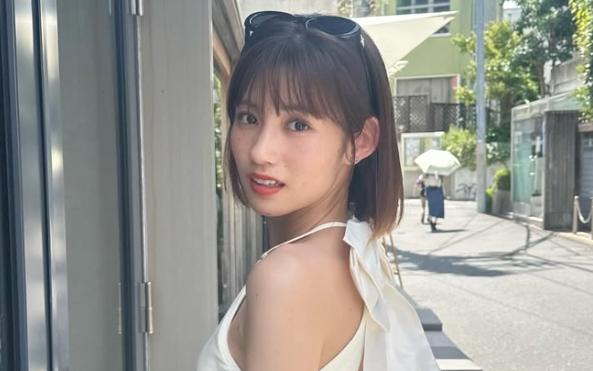 日差しと後ろ姿が映える 脇あかりの夏私服に注目
