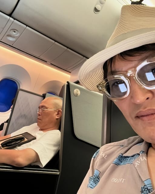 僧侶が飛行機で熟睡！？千原ジュニアの投稿が話題に