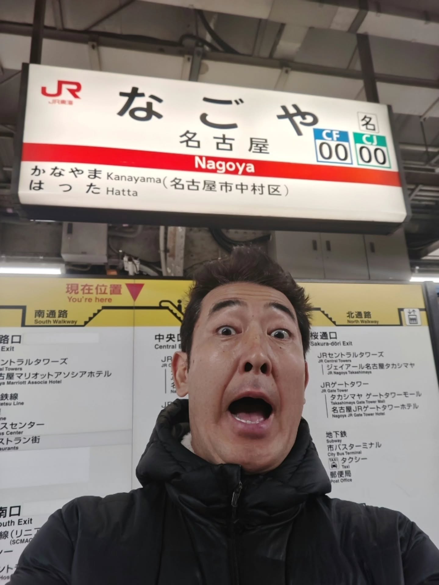 人気芸人の“赤い方”が夜の特急移動 寒さに思わず…