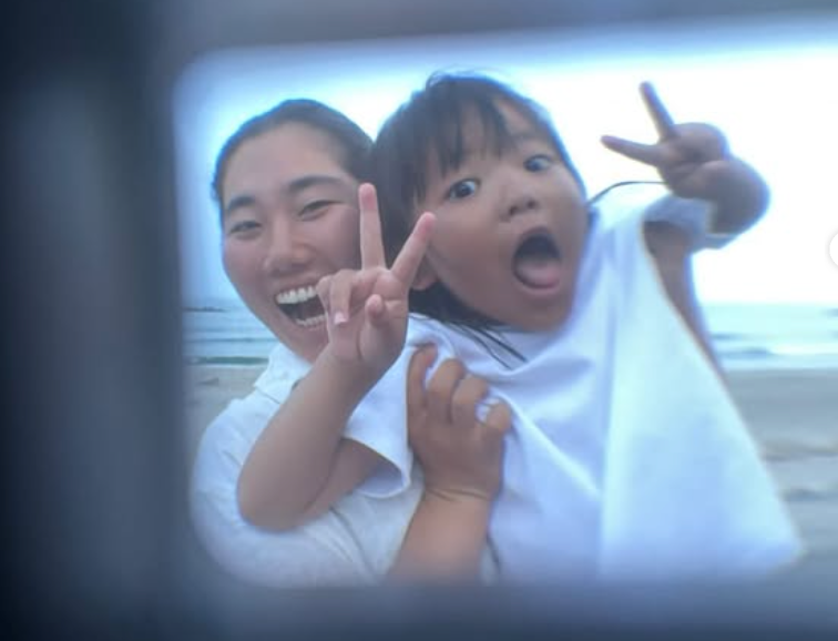 感動の笑顔！プロサーファー都築虹帆が見せた家族との至福時間