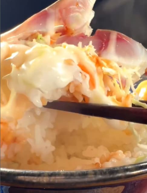 「何をかけてるんですか？」けんた食堂が使う”謎の液体”に興味津々なファン続出！