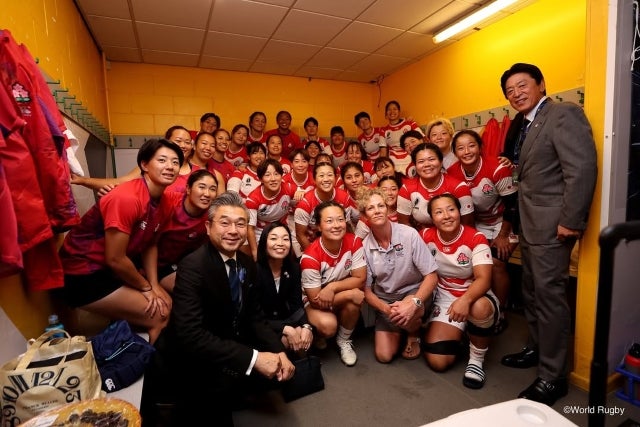 女子ラグビー日本代表を彬子女王殿下と鈴木大使が激励。試合後ロッカールームで記念撮影