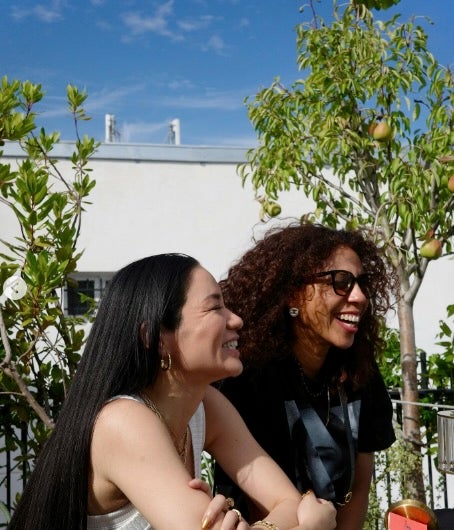 Awichがパリでランニング