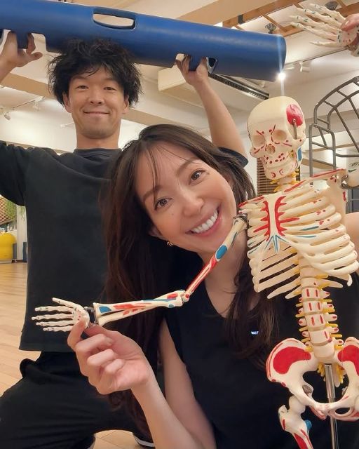 美人モデル・松島花が少し早めのジム納め！一緒に写るのはまさかの人体骨格標本⁉