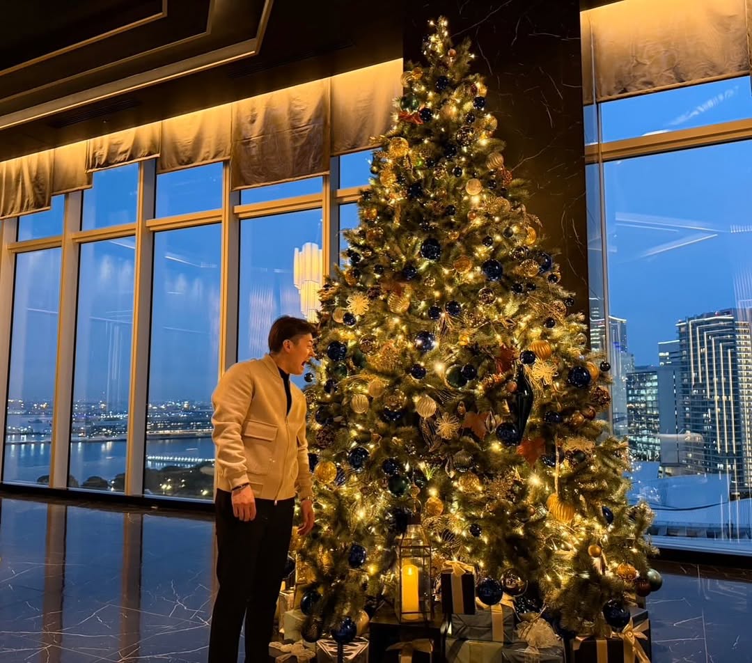 【温かなクリスマス】林琢真、素敵なクリスマスツリーと共に「happy merry Xmas」