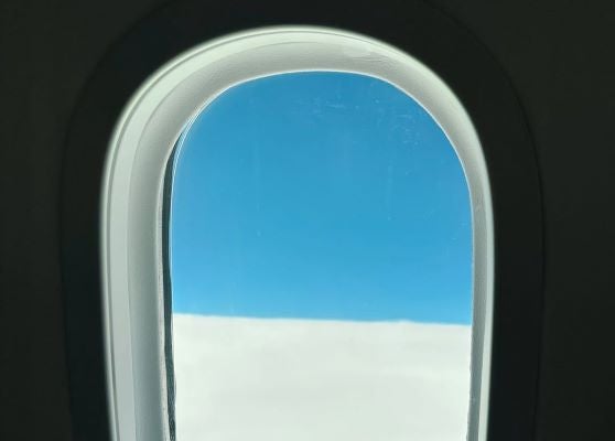 狩野舞子、機内からの一枚がアート級！雲と空が描くクリームソーダ色の世界