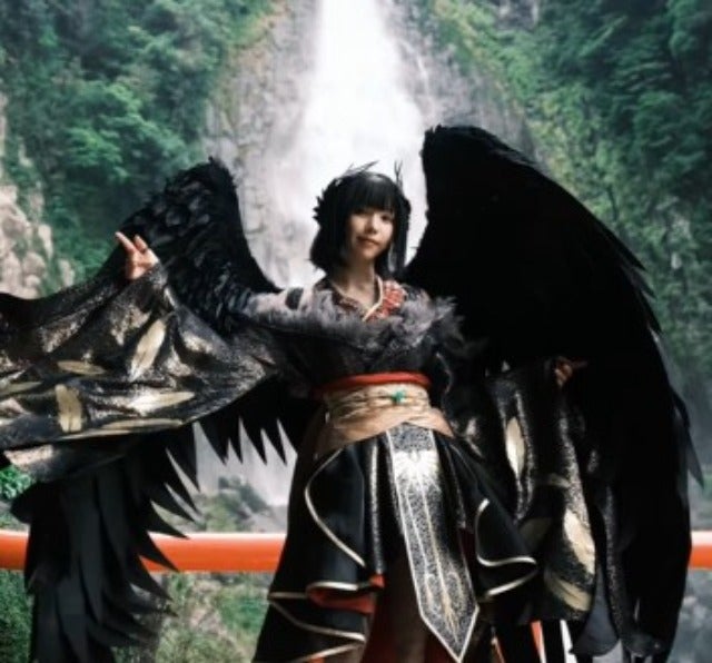 えなこが那智御瀧の前で八咫烏のオリジナルコスプレ！