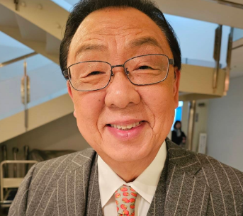 梅沢富美男、宮舘涼太の料理に舌鼓　“トマトのネクタイ”で粋なコーデも披露