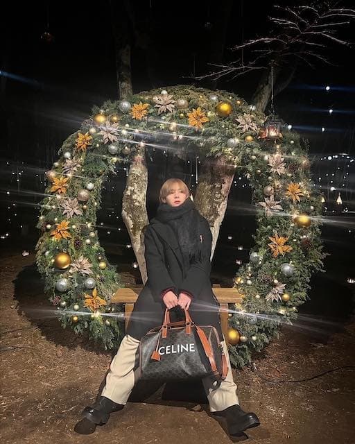 山田涼介がクリスマスリースの前でパシャリ📸「リースに負けてないキラキラ」